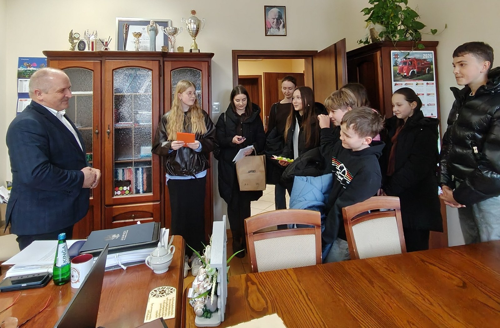 Dzieci z życzeniami wielkanocnymi dla Burmistrza Miasta i Gminy Książ Wielki