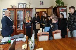 Dzieci z życzeniami wielkanocnymi dla Burmistrza Miasta i Gminy Książ Wielki